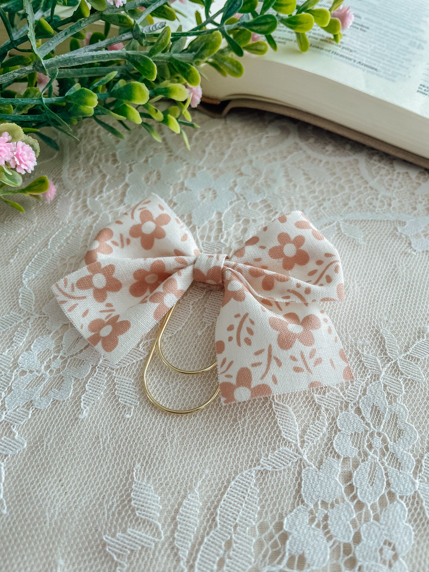 Sweet Pink Daisy- bow bookmark