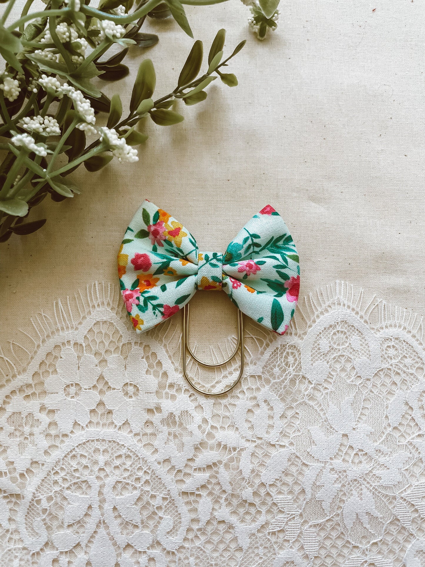 Hibiscus- petite bow bookmark