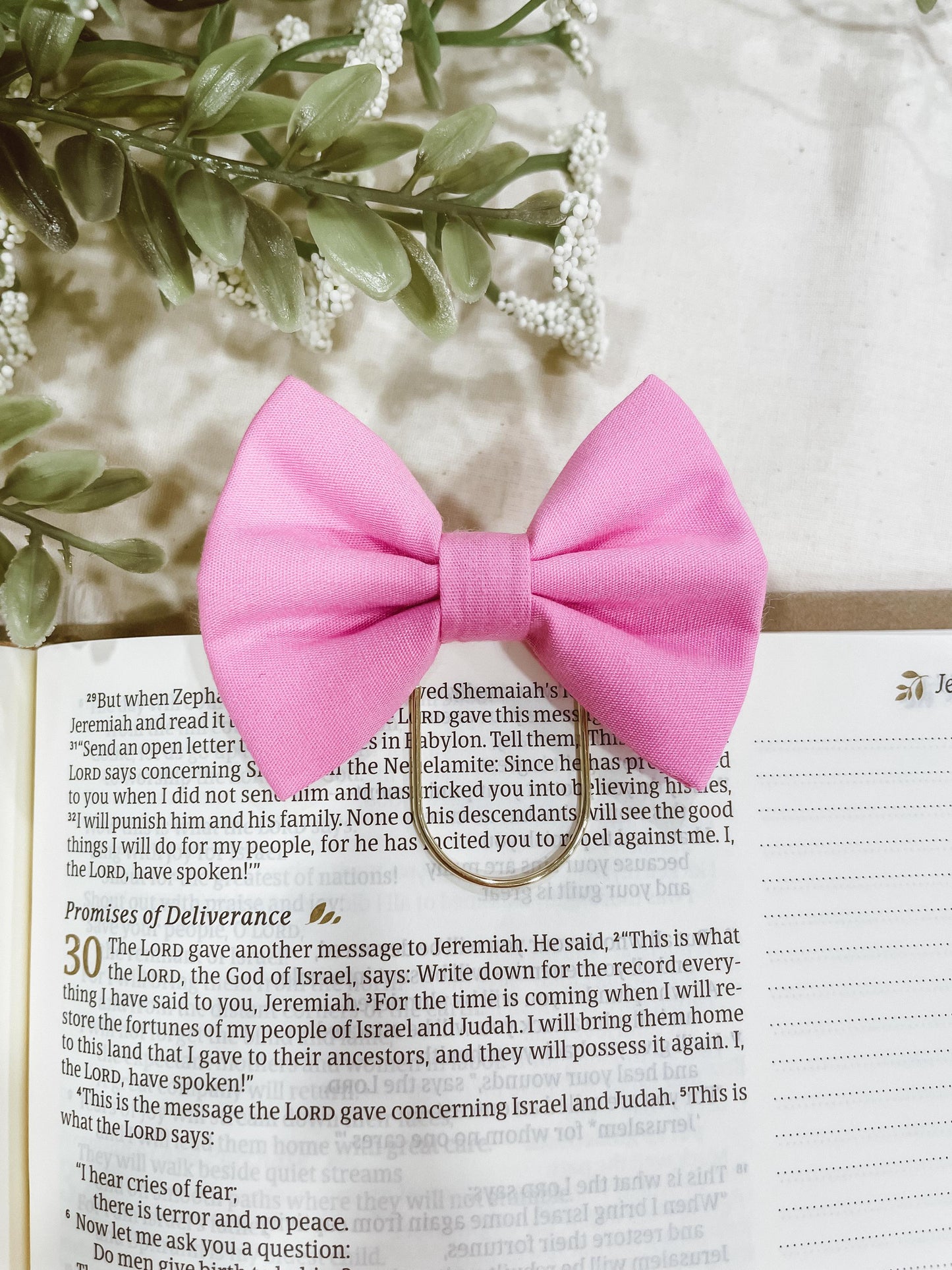 Magenta - petite bow bookmark
