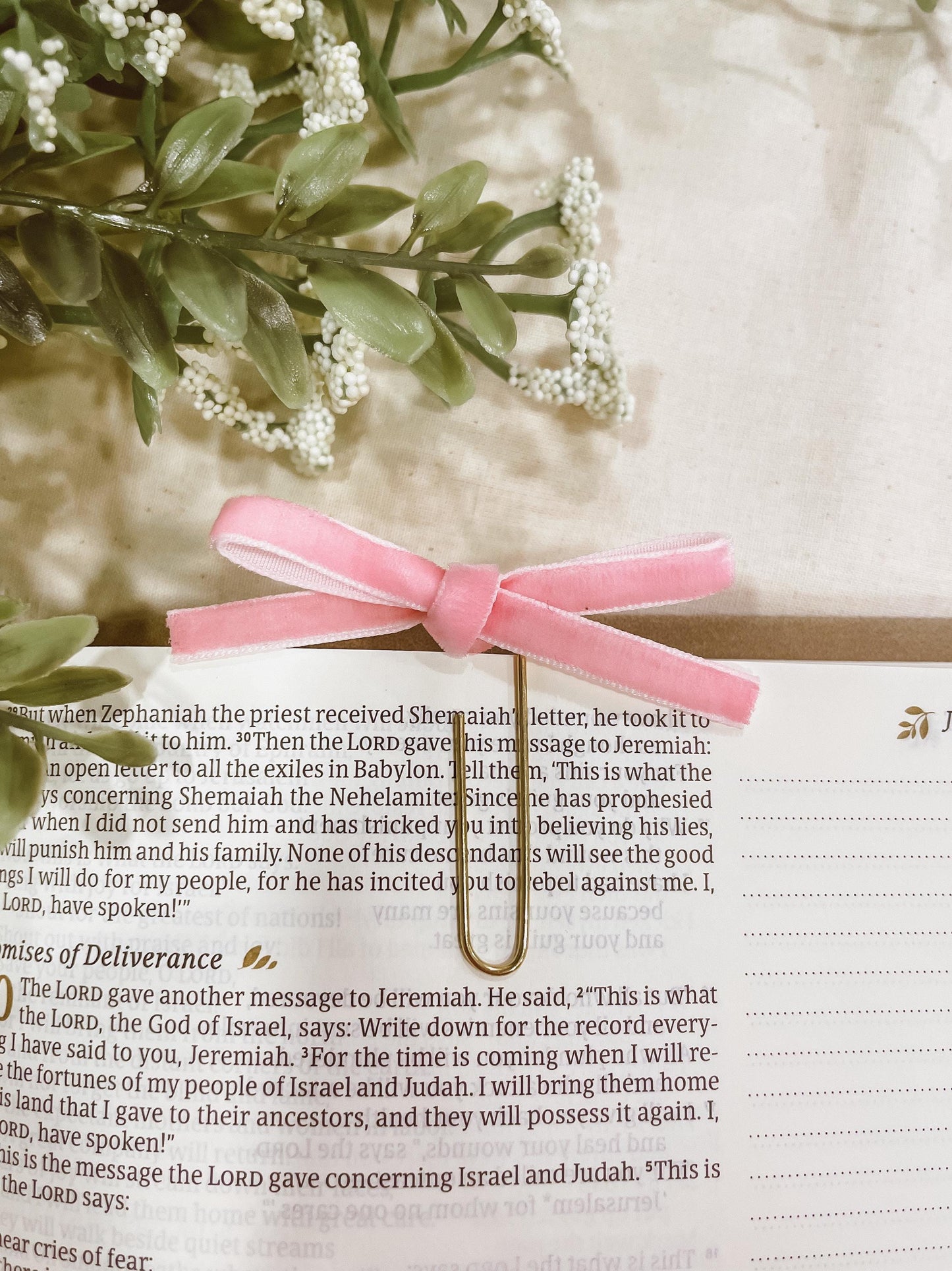 Bubblegum ~ velvet mini bow bookmark