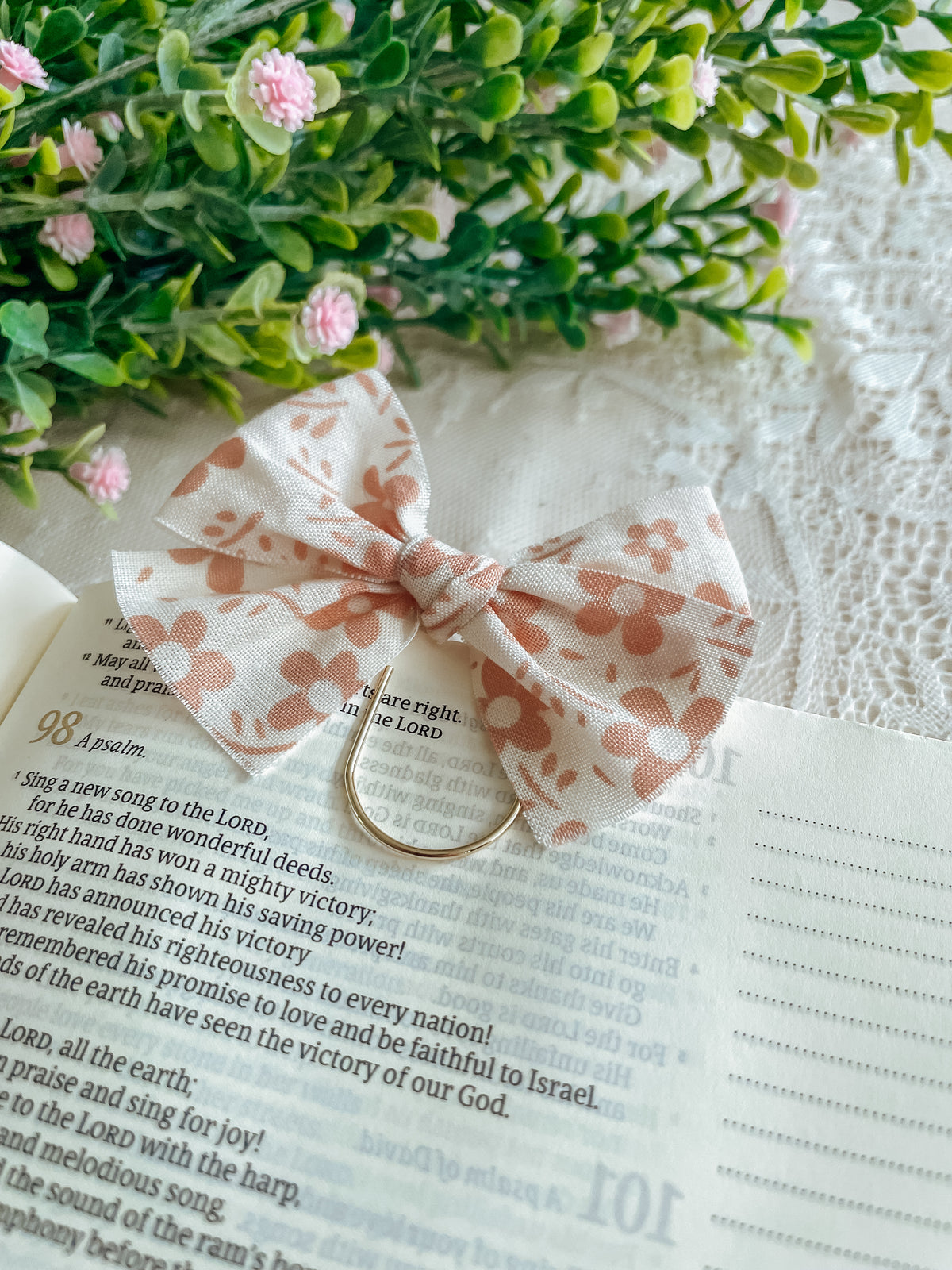 Sweet Pink Daisy- bow bookmark