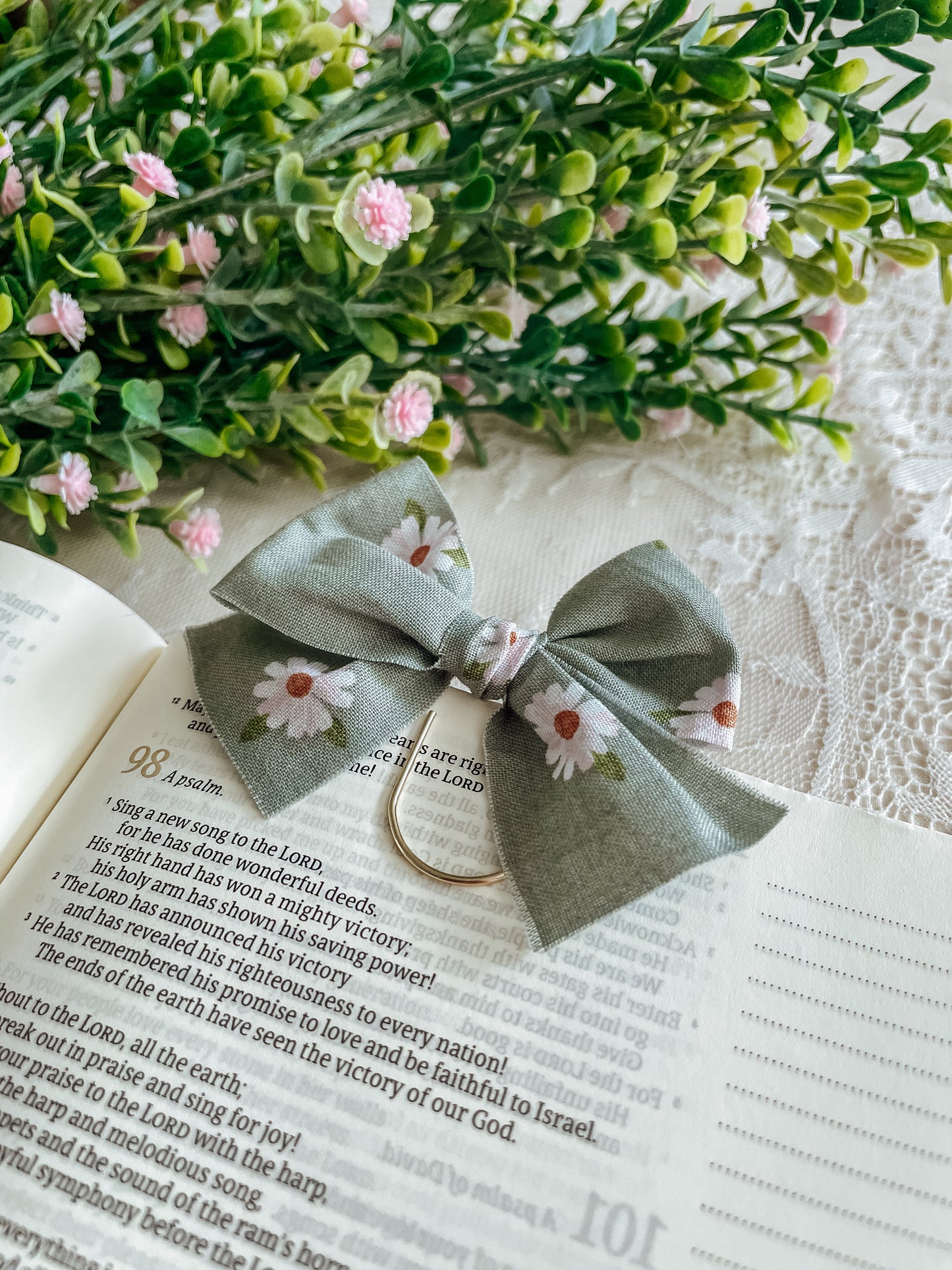 Summer Daisies- bow bookmark