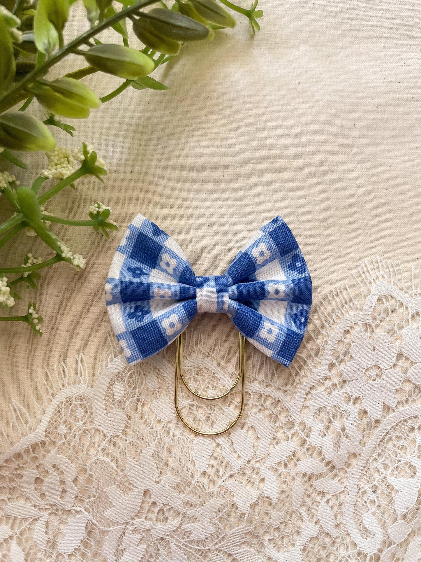 Checkered blue daisy - petite bow bookmark