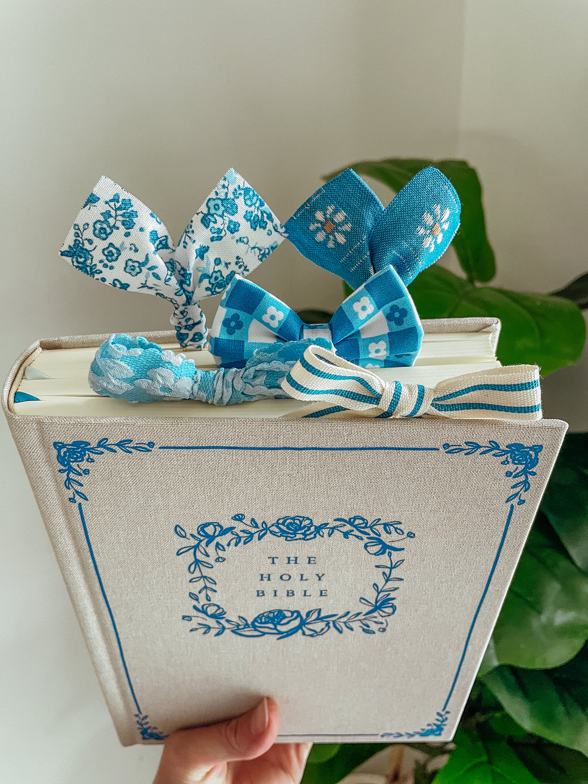 Adelaide NLT Notetaking Bible + Bow Set