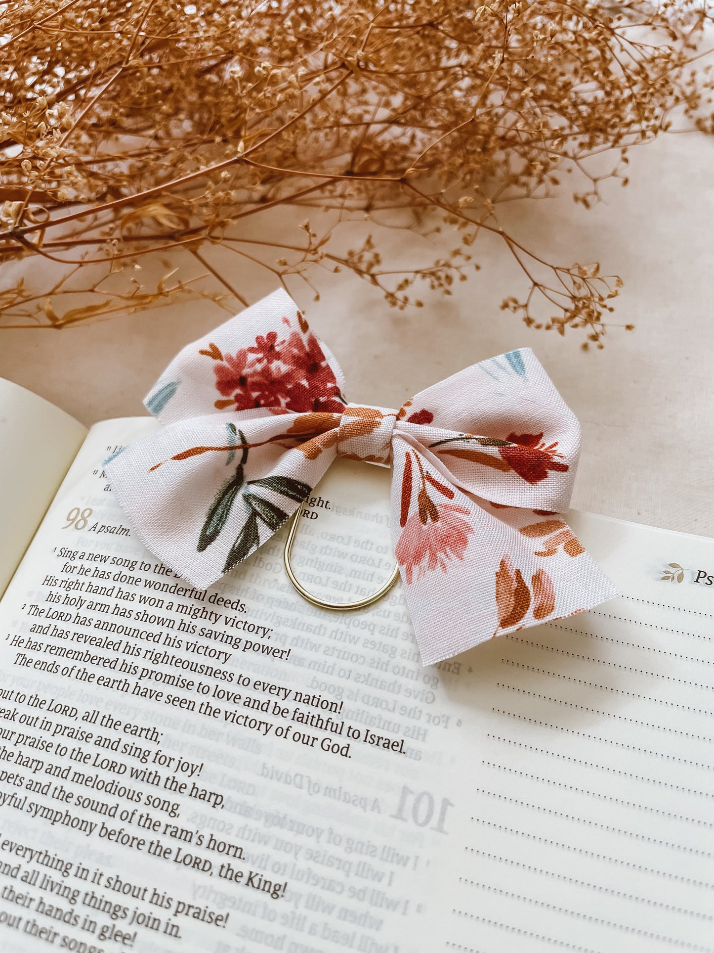 Pampas Floral-bow bookmark