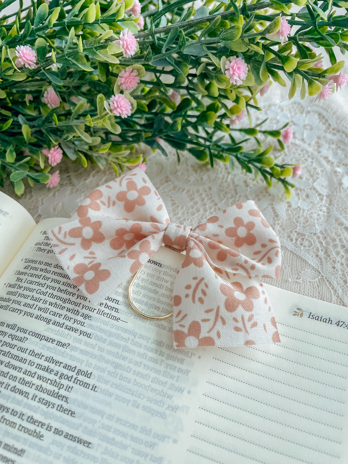 Sweet Pink Daisy- bow bookmark